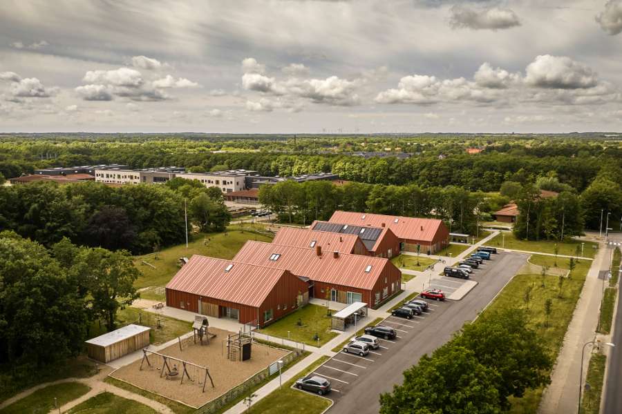 Die Kindertagesstätte in Holstebro heißt Kinder und Natur, von Kopf bis Fuß in Stahlprofilen, willkommen, Nørre Boulevard 57, 7500 Holstebro, Dänemark